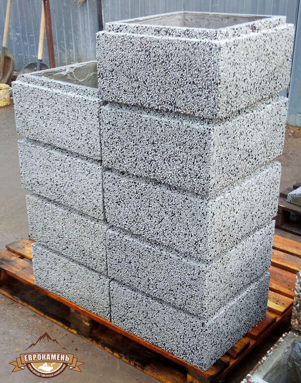 Наборные бетонные блоки для заборных столбов размером 400х400х200 мм с натуральной каменной крошкой и морской галькой