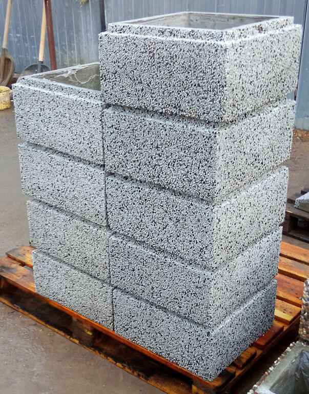 Наборные бетонные блоки для заборных столбов, фактура Мрамор шахматка, размер 400х400х200мм