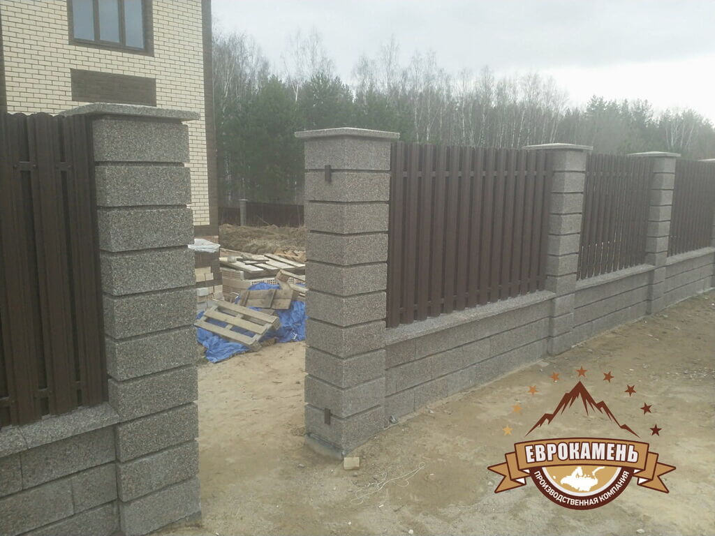 Наборные бетонные блоки для заборных столбов размером 400х400х200 мм с натуральной каменной крошкой и морской галькой