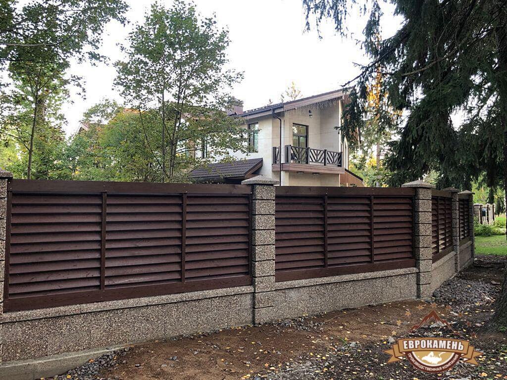 Стеновые межстолбовые бетонные блоки забора с натуральной каменной фактурой Московская галька, размер 400х200х170мм